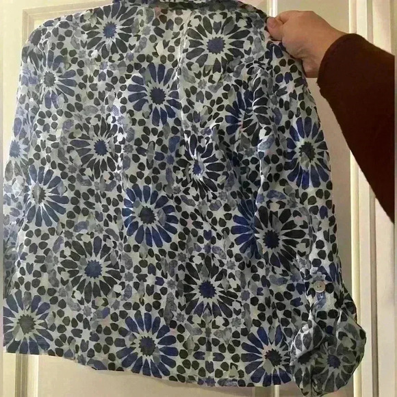 6P gorgeous blue and white button up blouse - Picture 4 of 11